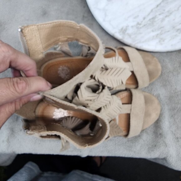 Yellowbox Shoes Womens Size 7 Feather Tan Suede Open-Toe Wedge Sandals *GUC* - Picture 9 of 13